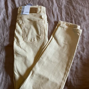 Pieces jeans beiga - Nyskick, aldrig använda