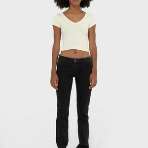 Lågmidjade jeans - Jättefina men för korta för mig som är 174, storlek 38. De satt ganska tajt. Ser exakt ut som på bilden så skickar ej egna bilder. Dock kan jag skicka bevis på att jag har dem