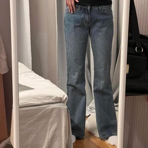 Brandy Melville jeans  - Säljer de här skitsnygga brandy jeansen som e lowrise/midrise💗 Och det är bara att skriva om du har några frågor 