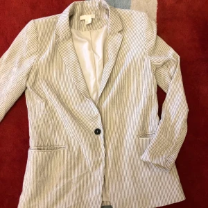 Kavaj från H&M stl 38 - Fin randig kavaj från H&M i stl 38. Knappt använd och gott skick! 100:- eller bud.