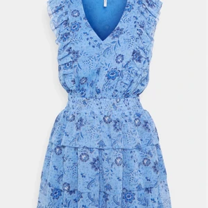 Pepe jeans klänning - Säljen min fina Pepe Jeans klänning, då jag ej fått användning av den! Köpte den i somras som avslutningsklänning men den kom aldrig till användning. Därmed nyskick. Jag köpte den för 750kr, säljer för 400kr. PS. Helt magiskt tyg. 