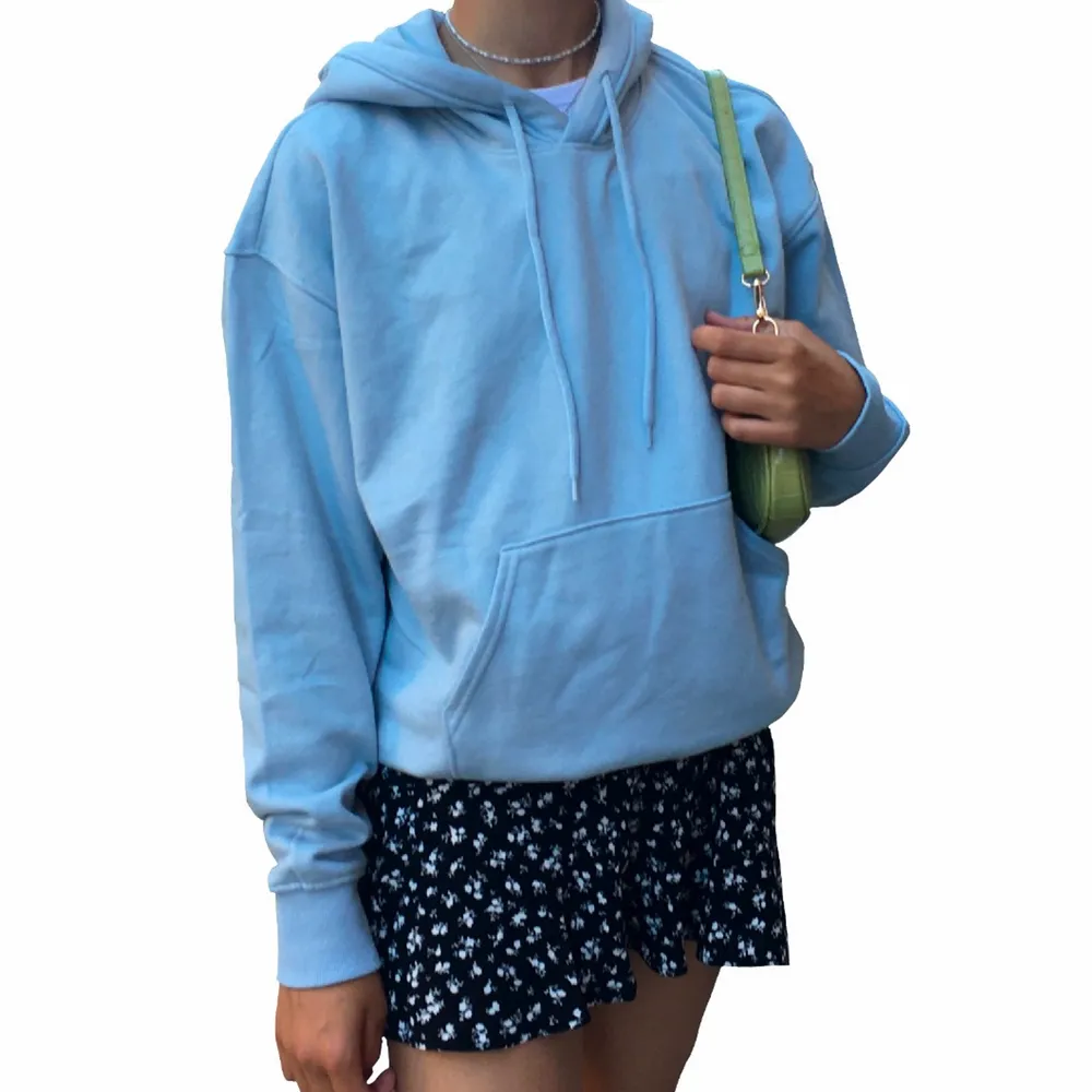 Säljer min ljusblåa hoodie från weekday som köptes sommaren 2020. Den är i bra skick men använd en del. Passar så bra till kjolar och allt möjligt. Notera att tröjan var en knappt märkbar fläck därav det låga priset.. Hoodies.