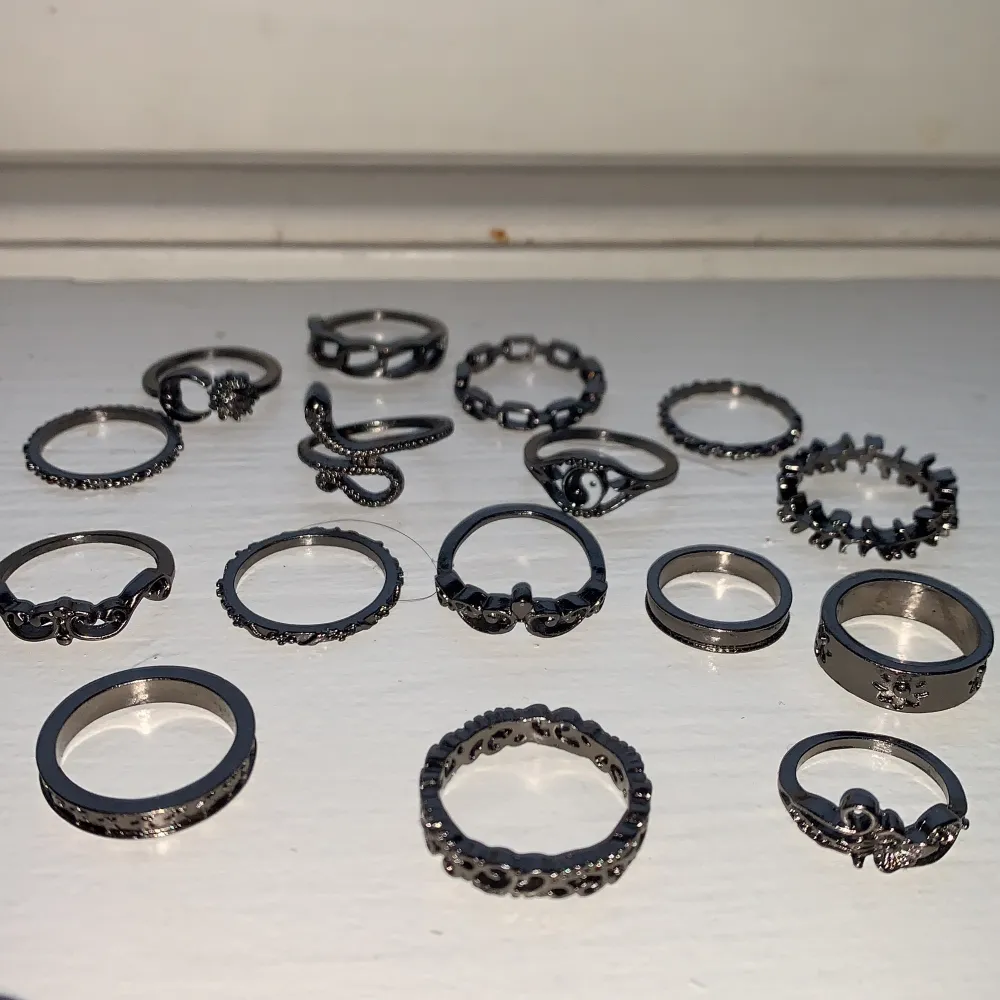Dessa super fina ringar kommer från shein, säljer då dem inte kommer till användning nå mer.. Accessoarer.