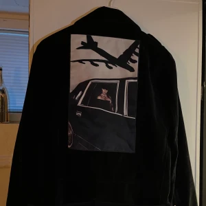 Limitato jacka  - Säljer min limitato mocka jacka, as snygg men använder inte längre då den har blivit för liten! Nypris 8000kr tjejer kan även  använda den som en overzised jacka! 