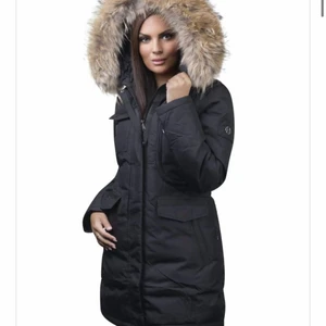 Hollies livingo long XS  - Säljer denna jacka i storlek XS i nytt skick, säljer pga av den inte längre kommer till använding. Köptes för 4990kr på jackan.se men säljer nu denna för 3000kr, äkta päls. Du står även för frakten om du inte väljer att mötas upp. Skickar bilder ifall du är intresserad 