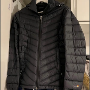 PEAK PERFORMANCE JACKA - STORKEK S , märke på bröstet är översuddat med tuschpenna, annars toppen skick 