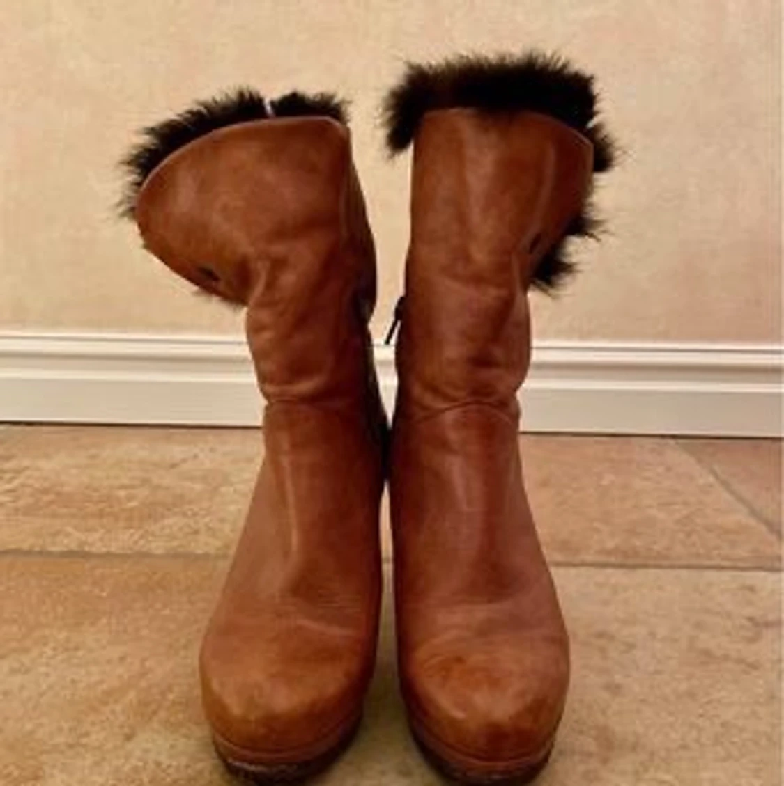 Design stövletter i konjaksfärgat skinn - 90