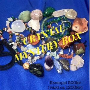 Crystal mystery box! - Överasknings låda, mystery box, med kristaller! Lådan kan innehålla allt från trumlade och råa kristaller till smycken gjorda av kristaller. Du bestämmer priset helt själv och skriver till mig, jag behöver även veta om du gillar guld eller silver mest samt gärna en föredragen ring storlek! Du får alltid mer än du betalar för, på bilderna ovan ser du exempel på produkter för olika värden (obs endast exempel)💕 Beställningar över 100kr får alltid en eller flera gratis extra kristaller/produkter🥰