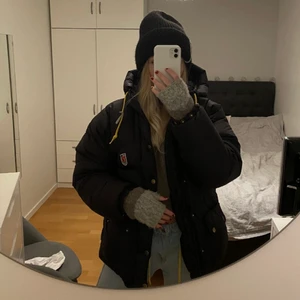 Fjällräven jacka  - Svart fjällräven jacka storlek XXS! Modellen Expedition down lite , bra skick inga defekter bara lite slitet på reflexerna  !! Rätt stor så passar bra på en Xs/s ungefär 😍! Bud : 5100 köp dirket för 6000kr