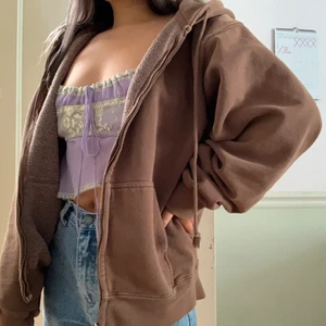 Brandy hoodie zip - Säljer min populära bruna brandy hoodie i onesize men oversized modell. De två första bilderna är inte mina men min är i bra skick förutom att den har blekts lite på framsidan syns på bild 3. Nypris ca 450. Priset kan diskuteras🌴🌴🌴