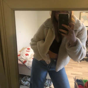 Teddy  - Hej 💕                                                           intresse koll på den här Teddy jackan från HM. Den är i bra skick och fin model. Original storleken är S. Jag har en storlek medium/large i vanliga fall sitter helt ok på mig, men inte så oversize. Köparen står för frakt💕