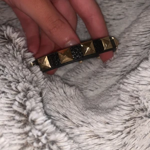 Snyggt armband med nittar - Säljer min valentino likande armband super snyggt!