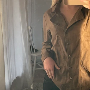 Brun skjorta  - Sitter fint