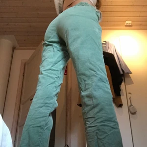 Manchester byxor - Säljer mina magiska Manchesterbyxor i den trendiga gröna färgen. De är i storlek M men jag har sytt in dom i midjan för att passa ca xs-s, det går dock att sprätta upp om man vill 🧚🏻💚 pris kan diskuteras i DM 💜