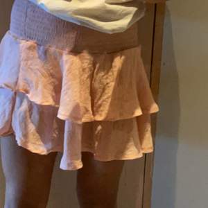 En jätte fin somrig kjol som man även kan ha på vinter med leg Warmers och strumpbyxor<3 