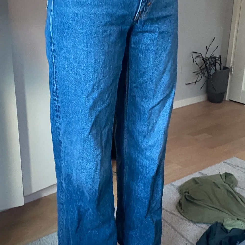 yoko jeans från monki, sitter löst runt benen. Jag är 172 cm. midrise. jag kan skicka fler bilder vid begär! :). Jeans & Byxor.