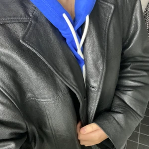 Läderjacka - Svart läderjacka i herrmodell, använd ett fåtal gånger. Lite längre och oversized modell 