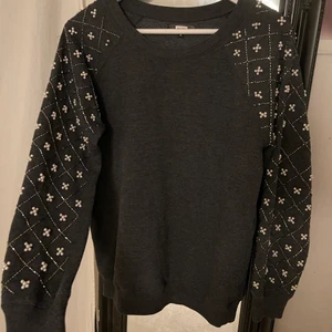 Tröja - Tröja i storlek M med fina pärl detaljer på armarna