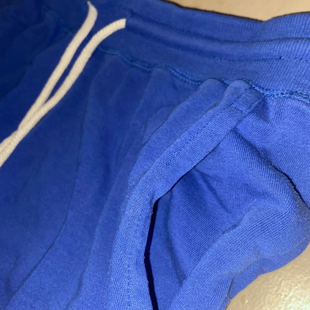 Dessa blå byxor vill jag inte ens visa på eftersom att de är L herr och jag är X / XS tjej😂 Byxorna sitter dock så fint på killar och bara fattaaa till ett par typ blå jordans. Jag tycker om materialet, det är som vanligt mjukis mys material liksom. . Jeans & Byxor.