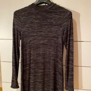 Grå poloklänning - Långärmad grå poloklänning, passform: avslappnad, går ner till låren/ovanför knäna. H&M strl. 34. 