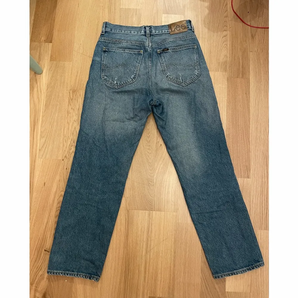 Lee jeans i modell Loose Straight med hål på knäna, Storlek W28 L32 . Jeans & Byxor.