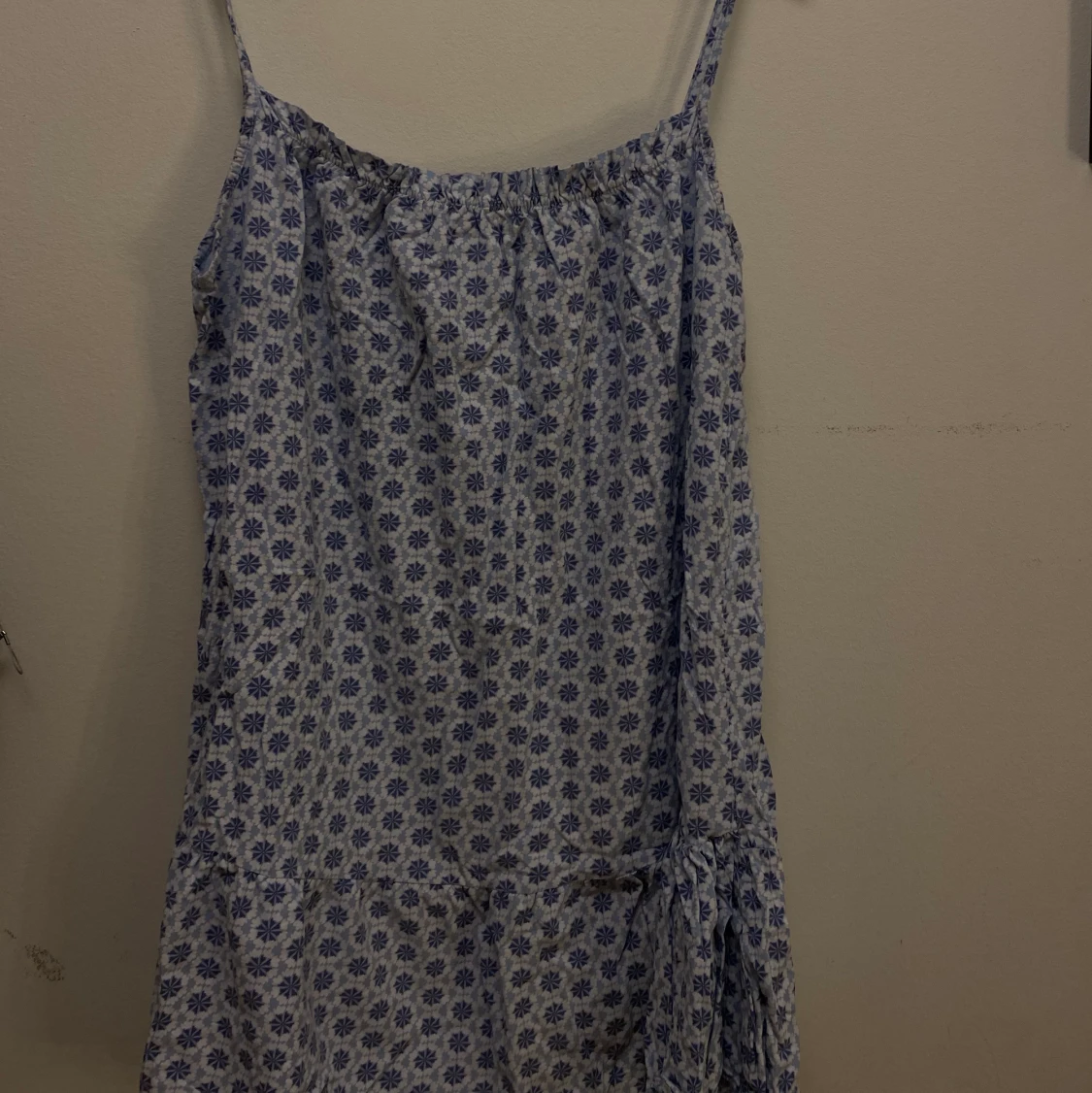 Ljusblå och vit sommarklänning