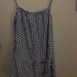 Ljusblå och vit sommarklänning  - Sommarklänning i ljusblå och vit, använd 2 gånger 