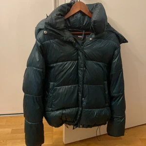 Vinterjacka bikbok  - Säljer min gröna, puffiga vinterjacka från bik bok i storlek s. Den är lite oversized då den passar mig bra som vanligtvis har storlek m. Den är använd men har inga defekter bortsett från ett hål inne i ena fickan.
