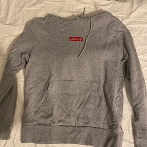 Levis hoodie - En hoodie i perfekt skicka som säljs pågrund av att den inte längre passar mig. Det är en storlek S.