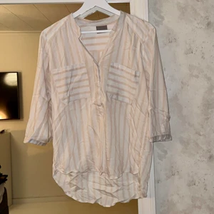 Skjorta storlek M  - Fin skjorta som har superskönt material!😍 Från veromoda i storlek M 