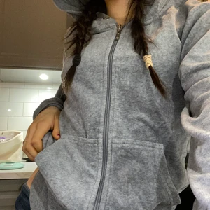 basic liten hoodie - vanlig grå sammets hoodie som slutar vid midjan. jätte fin och bekväm. möts gärna upp i stjlm