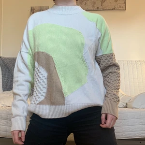 Stickad tröja - Säljer denna tröja från Cos i storlek L💚