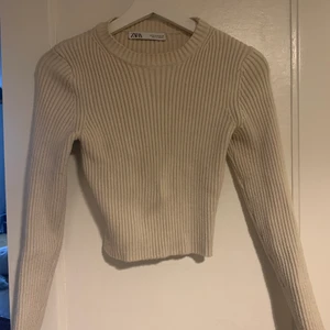 Beiga tröja Zara - Fin och skön tröja från Zara! Har varit en favorit i garderoben men passar ej längre, den är M men passar S 🌸💖