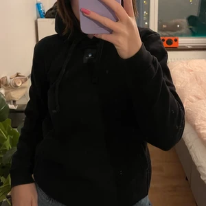 The cool elephant hoodie  - svart hoodie från the cool elephant med tryck på ryggen 🤩 stl s men passar även xs, säljer pga av att den inte kommer till användning längre 💘 välanvänd (därför det låga priset) 