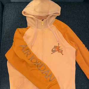 Jordan hoodie  - Gammal Jordan hoodie som jag inte behöver längre har använt 8-10 gånger 