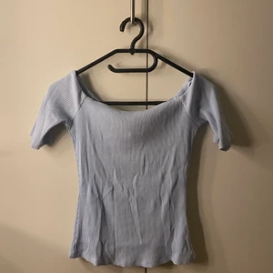 Blå t-shirt  - Har rensat min garderob och behöver göra mig bort med kläder. Säljer inte under 40kr och frakt ingår inte🚚📦 du får bestämma priset på plagget själv💕 