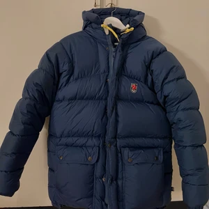 Fjällräven Jacka  - Säljer nu min snygga fjällräven jacka i nyskick. 4500 kr eller Högstbjudande.💗 nypris 7999 kr.                                 (Bud på 4600 kr)