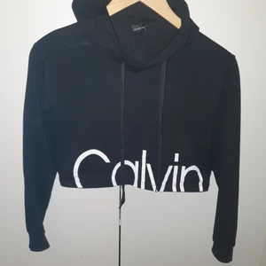 Calvin Klein tröja - Croppad "hoodie" från Calvin Klein. Storlek xs
