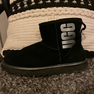 Uggs - Superfina Uggs i storlek 39💖Silverdetalj ovanför sulan samt en större Ugg logga💖 köpta vintern 2019 och endast använda under den säsongen‼️