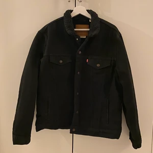 Levis sherpa trucker jacka strl: L - Säljer min killes jacka! Den är i fint skick och knappt använd. Inköpt för 1500kr. Han brukar ha M i tröjor så tänk på att den är lite mindre än L