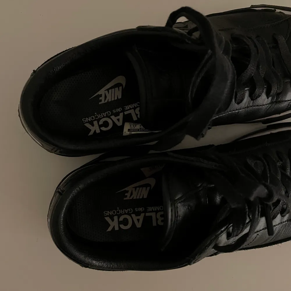 Nike SB Blazer Low Comme des Garcons Black- skorna släpptes 2016 och såldes då för ca 3k. Fint skick bara lite creasade och smutsiga men inget som märks. . Skor.