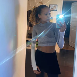 Tränings tröja - Säljer min super snygga träningsöverdel från Charles Quality Fitness!! NYPRIS 350kr!! Den e så bekväm var verkligen en favorit att träna i. Har dock ändrat använt ett fåtal gånger. Storlek:XS men skulle mer säga att den passar som S❣️