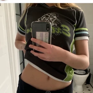 Baby tee - Säljer den här coola t shirten som är köpt på plick och som e sååå fin men tyvärr inte kommit till så mycket användning för mig❤️❤️ PRISET KAN diskuteras vid snabbt köp🥰🥰 (KOLLA gärna min profil också) 🥰💓.      Första bilden är lånad 💋