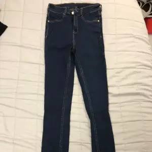 77th flea mörkblå jeans, storlek XS, pris 140kr. Paketpris valfri 2st byxor/jeans för 200kr