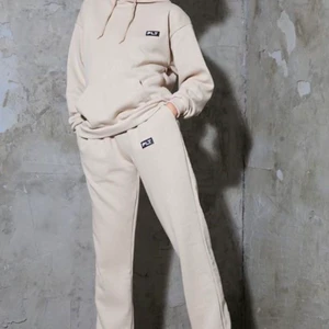 Prettylittlething - Strl S/M frakt tillkommer 