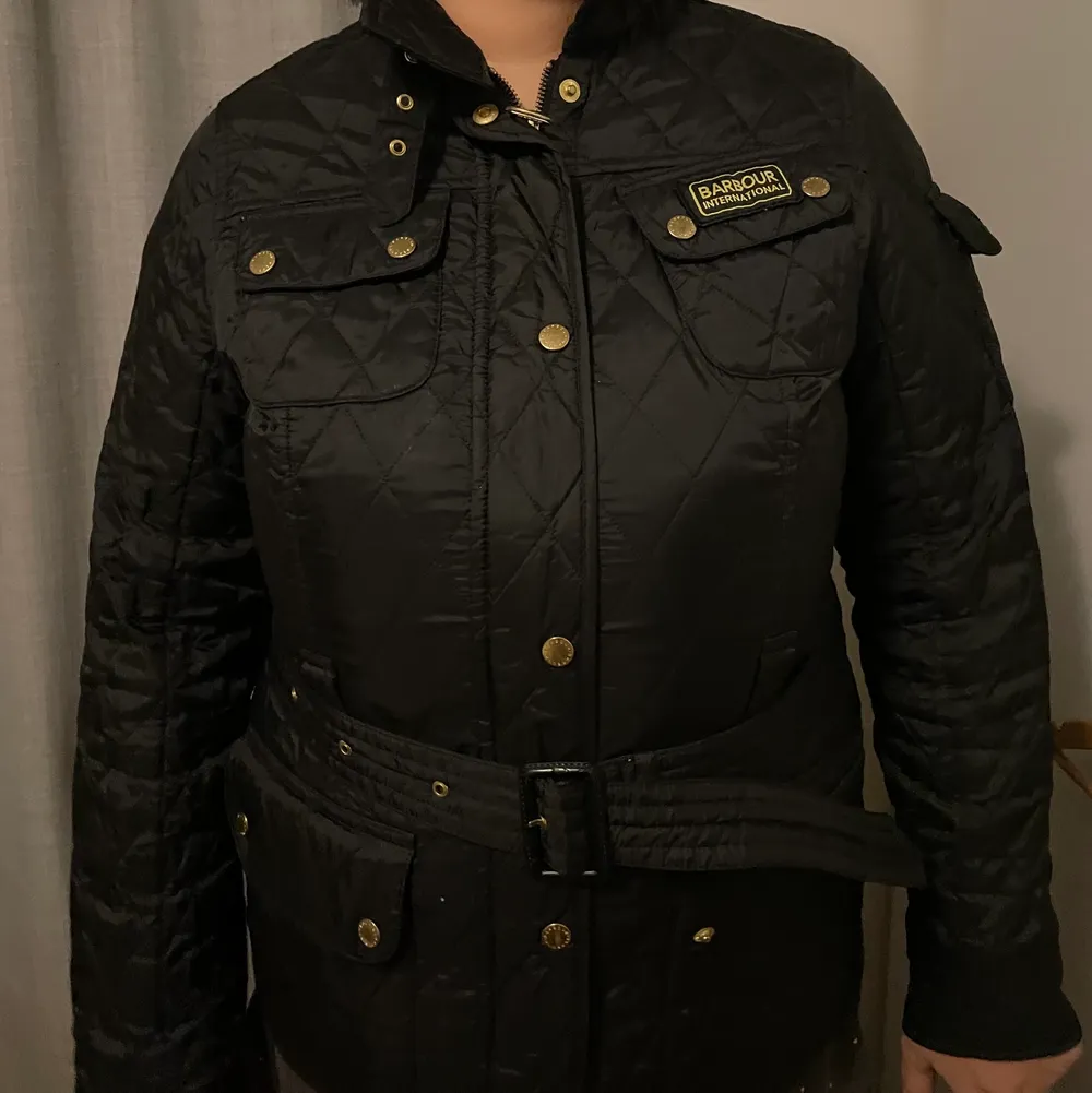 Jättefin svart quiltad Barbour jacka i storlek L. Sparsamt använd av min mamma. Mycket gott skick. Nypris 3300. . Jackor.