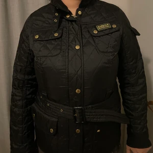 Quiltad Barbour Jacka strl L - Jättefin svart quiltad Barbour jacka i storlek L. Sparsamt använd av min mamma. Mycket gott skick. Nypris 3300. 