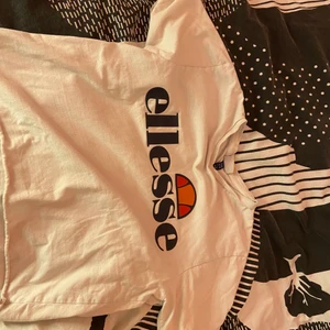 Ellesse - Vit T-shirt. Storlek 36. Magtröja.