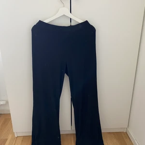 Svarta ribbade byxor  - Svarta ribbade byxor, storlek L, långa i benen, lite noppriga på vissa ställen men annars bra kvalitet, kan vara lite genomskinliga. Säljer till första som skriver.(100kr+frakt). ( skicka om ni vill ha fler bilder) 