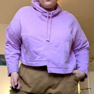 Lilac hoodie från Sydkorea Märke: MMIC - Hoodie köpt i Sydkorea från märket MMIC. Har en asymmetrisk passform, riktigt snygg. Finns en liten illustration på baksida axel. Storleken är ONESIZE och ska vara en oversize tröja, men passar mig som har storlek 46 på tröjor. Fint skick, inte mycket använd. Orginalpris 1200kr. Säljer för 800kr.